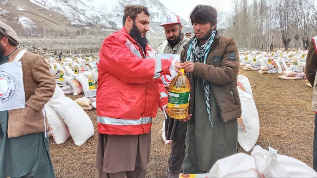 بدخشان کې ۵۰۰ کورنیو ته د افغاني سرې میاشتې له لوري د مرستو ویش پیل شو!