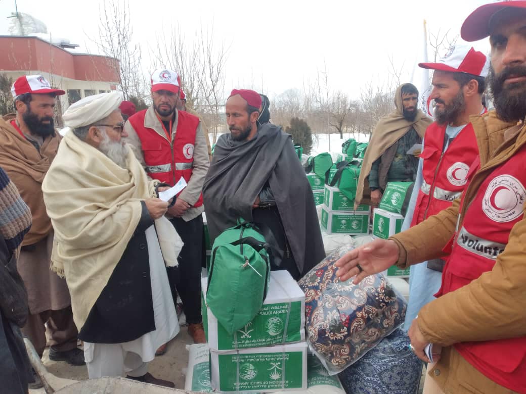 جمعيت هلال احمر افغاني براي ١٦٣ خانواده در ولايت وردگ كمك هاي بشردوستانه بنياد خيريه ملك سلمان را مساعدت نمود!