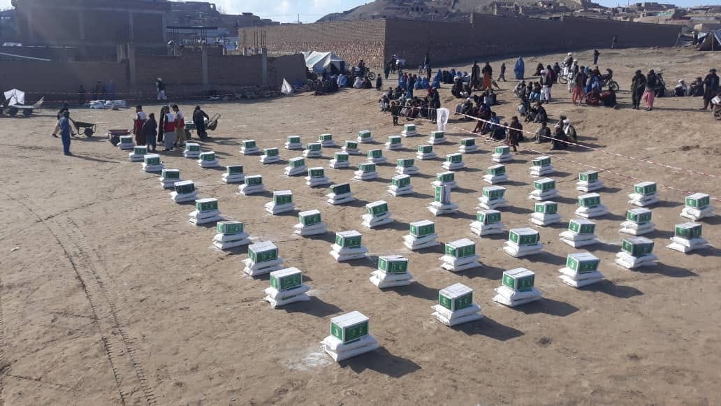 بادغیس کې ۲۵۰۰ کورنیو ته د افغاني سرې میاشتې له لوري د خوراکي توکو مرسته پیل شوه