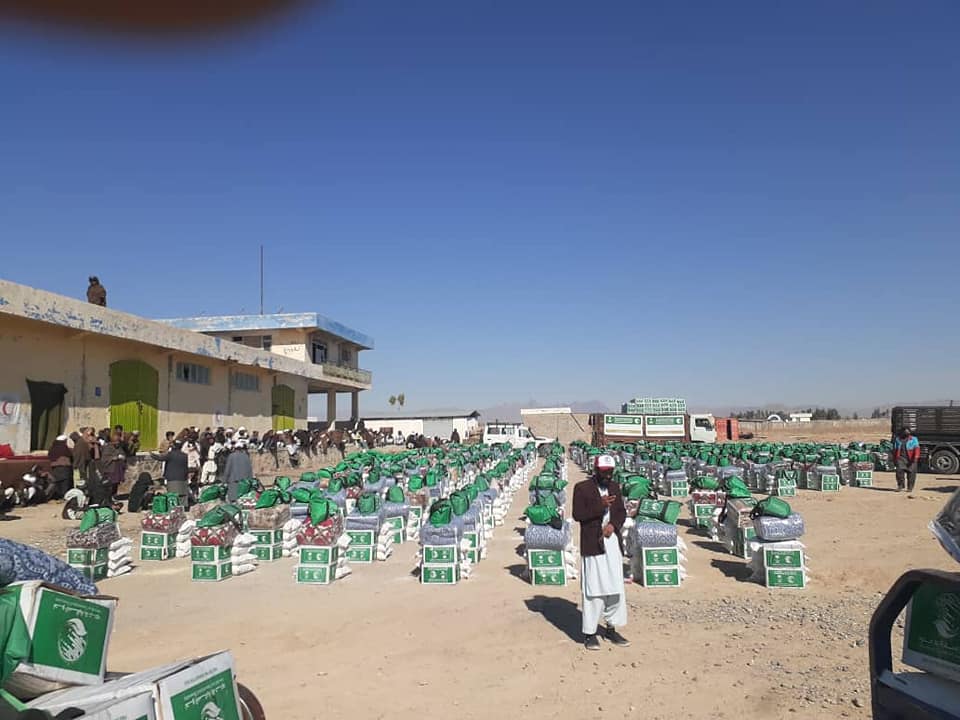 کندهار کې ۵۰۰ اړمنو کورنیو سره د افغاني سرې میاشتې له لوري مرسته وشوه!